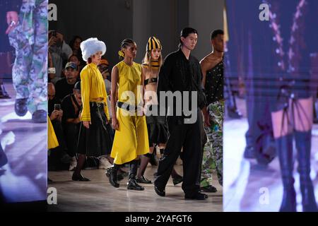 Lissabon, Portugal. Oktober 2024. Während der HIBU-Modeschau im ModaLisboa Singular, der Lissabonner Fashion Week in Lisboa, spaziert ein Model auf dem Laufsteg. Quelle: SOPA Images Limited/Alamy Live News Stockfoto