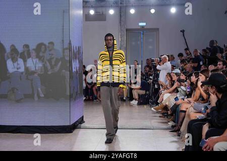 Lissabon, Portugal. Oktober 2024. Während der HIBU-Modeschau im ModaLisboa Singular, der Lissabonner Fashion Week in Lisboa, spaziert ein Model auf dem Laufsteg. Quelle: SOPA Images Limited/Alamy Live News Stockfoto