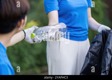 Freiwillige aus der Gemeinschaft engagierten sich für Umweltreinigungs- und Recyclingaktivitäten in einem Park Stockfoto