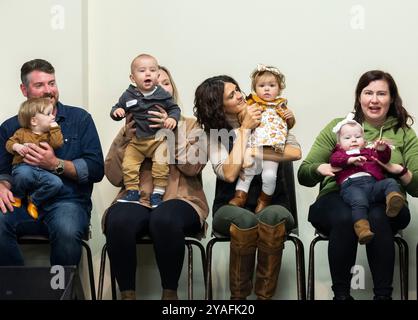 Burford, Kanada. Oktober 2024. Eltern zeigen ihre Babys während einer Baby-Show auf der Burford Fall Fair in Burford, Ontario, Kanada, am 13. Oktober 2024. Quelle: Zou Zheng/Xinhua/Alamy Live News Stockfoto