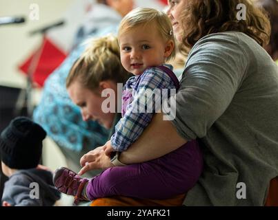 Burford, Kanada. Oktober 2024. Ein Baby wird während einer Baby-Show auf der Burford Fall Fair in Burford, Ontario, Kanada, am 13. Oktober 2024 gesehen. Quelle: Zou Zheng/Xinhua/Alamy Live News Stockfoto