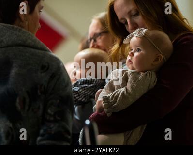 Burford, Kanada. Oktober 2024. Ein Baby wird während einer Baby-Show auf der Burford Fall Fair in Burford, Ontario, Kanada, am 13. Oktober 2024 gesehen. Quelle: Zou Zheng/Xinhua/Alamy Live News Stockfoto