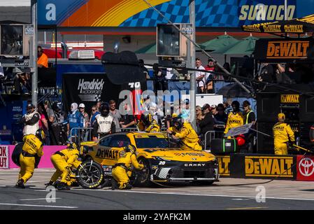 Concord, NC, USA. Oktober 2024. CHRISTOPHER BELL (20) aus Norman, OK, kommt auf der Bank of America ROVAL 400 auf dem Charlotte Motor Speedway Road Course in Concord, North Carolina. (Kreditbild: © Walter G. Arce Sr./ASP via ZUMA Press Wire) NUR REDAKTIONELLE VERWENDUNG! Nicht für kommerzielle ZWECKE! Quelle: ZUMA Press, Inc./Alamy Live News Stockfoto