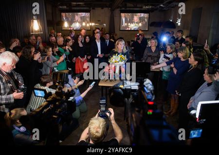 Vilnius, Litauen. Oktober 2024. Vilija Blinkeviciute, Vorsitzende der Litauischen Sozialdemokratischen Partei (LSDP), spricht mit den Medien und Unterstützern, während sie während einer Wahlveranstaltung Blumen hält. Die Abstimmung in der ersten Runde der Parlamentswahlen in Litauen ist abgeschlossen. Die ersten Ergebnisse der Stimmenzählung zeigen, dass die oppositionelle litauische Sozialdemokratische Partei (LSDP) an der Spitze steht. (Foto: Yauhen Yerchak/SOPA Images/SIPA USA) Credit: SIPA USA/Alamy Live News Stockfoto