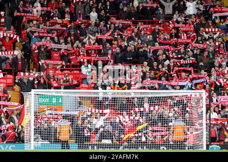 Liverpool, Großbritannien. Oktober 2024. Anfield, Liverpool, England, 13. Oktober 2024: Liverpool Supporters vor dem Spiel der Barclays Womens Super League zwischen Liverpool und Manchester City in Anfield in Liverpool, England. (Sean Chandler/SPP) Credit: SPP Sport Press Photo. /Alamy Live News Stockfoto