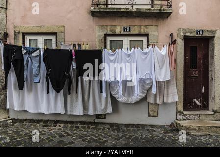 Lissabon, Portugal, 12 28 2018: Wäscherei hängt in den typischen alten Straßen mit bunten Häusern in der Altstadt, Europa Stockfoto