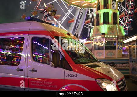 Nachtaufnahme, Deutsches Rotes Kreuz, Rettung, RTW, Krankenwagen, Krankenwagen, Operation, stehend vor der Fahrt, Kettenkarussell, Cannstatter Wellenflug, Cannsta Stockfoto