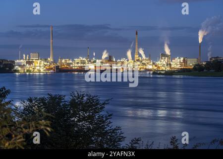 Chempark Krefeld-Uerdingen, rund 40 Unternehmen sind im Chemiepark am Rhein angesiedelt, es gibt 3 Chemieparks in Nordrhein-Westfalen, A Stockfoto