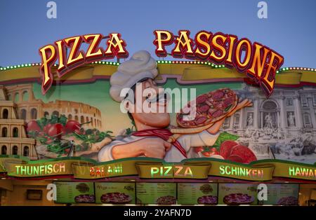 Verkaufsstand, Pizzaverkauf, Pizza, Werbung, Neonbeleuchtung, Cannstatter Wasen, Volksfest, Blue Hour, Bad Cannstatt, Stuttgart, Baden-Württemberg, Stockfoto