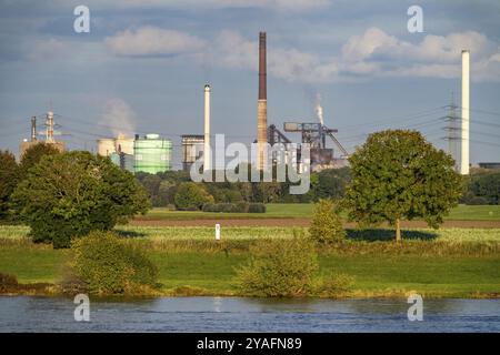 Huettenwerke Krupp-Mannesmann, HKM in Duisburg-Huettenheim, 2 Hochöfen, Kokerei, Rheinauen in Duisburg-Mündelheim, Nordrhein-Westfalen, Stockfoto