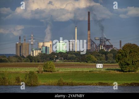 Huettenwerke Krupp-Mannesmann, HKM in Duisburg-Huettenheim, 2 Hochöfen, Kokerei, Rheinauen in Duisburg-Mündelheim, Nordrhein-Westfalen, Stockfoto