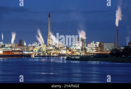 Chempark Krefeld-Uerdingen, rund 40 Unternehmen sind im Chemiepark am Rhein angesiedelt, es gibt 3 Chemieparks in Nordrhein-Westfalen, A Stockfoto