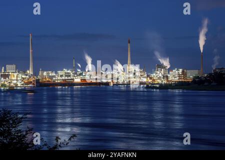 Chempark Krefeld-Uerdingen, rund 40 Unternehmen sind im Chemiepark am Rhein angesiedelt, es gibt 3 Chemieparks in Nordrhein-Westfalen, A Stockfoto