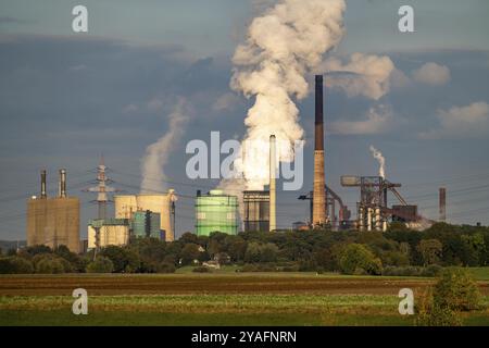 Huettenwerke Krupp-Mannesmann, HKM Duisburg-Huettenheim, 2 Hochöfen, Kokerei, Löschwolke, Rheinauen in Duisburg-Muendelheim, Nord Stockfoto