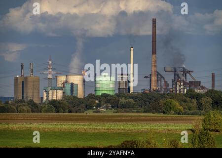 Huettenwerke Krupp-Mannesmann, HKM Duisburg-Huettenheim, 2 Hochöfen, Kokerei, Löschwolke, Rheinauen in Duisburg-Muendelheim, Nord Stockfoto