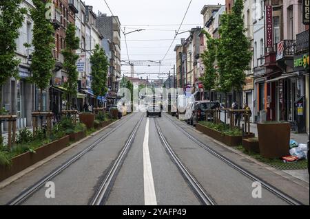 Anderlecht, Region Brüssel-Hauptstadt, Belgien, 18. Mai 2024, Straßenbahnschienen und Discounter in der Rue Wayez, einer heruntergekommenen Geschäftsstraße, Europ Stockfoto