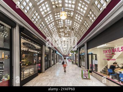 Brüssel Altstadt, Belgien, 07 18 2019 - Innere Arkaden der Galerie du Centre, eine alte zentrale Galerie, Europa Stockfoto