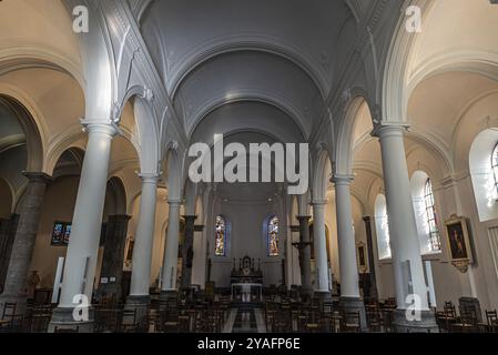 Uccle, Region Brüssel-Hauptstadt, Belgien, 09 20 2020 Innenarchitektur der katholischen Kirche St. Peter, Europa Stockfoto