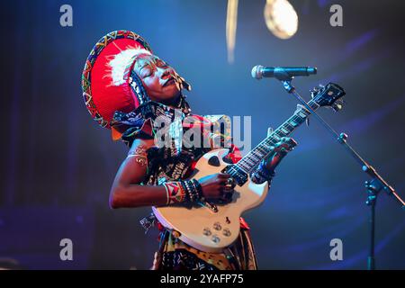 Marseille, Frankreich. Oktober 2024. Fatoumata Diawara tritt live auf der Bühne bei der 32. Ausgabe des Festivals „La Fiesta des Suds“ in Marseille auf. Quelle: SOPA Images Limited/Alamy Live News Stockfoto