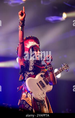 Marseille, Frankreich. Oktober 2024. Fatoumata Diawara tritt live auf der Bühne bei der 32. Ausgabe des Festivals „La Fiesta des Suds“ in Marseille auf. Quelle: SOPA Images Limited/Alamy Live News Stockfoto