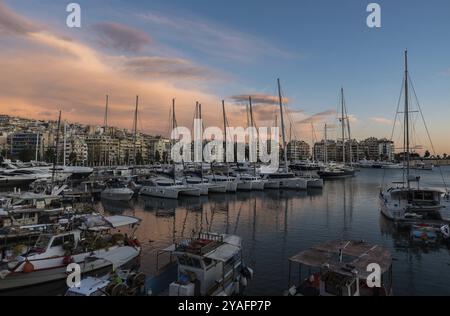 Freattyda, Athen, Griechenland, 12 28 2019 Goldene Stunde Landschaft Blick über den Jachthafen von Piräus mit Booten und rosa Wolken, Europa Stockfoto