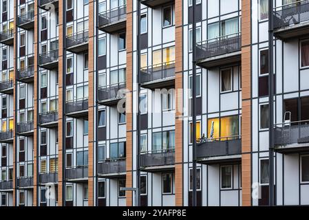 Leuven, Flämische Region Brabant, Belgien, 01 29 2022: Details von Fenstern und Balkonen in einem Sozialgebäude-Wolkenkratzer, Europa Stockfoto