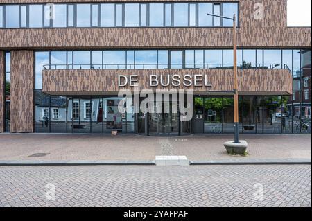 Oosterhout, Gelderland, Niederlande, 08 11 2022, zeitgenössische Fassade des Hauses der Kultur, Europa Stockfoto