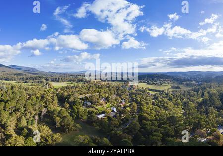 Ein Blick aus der Luft an einem kühlen Herbsttag über dem Maroondah Reservoir in der Nähe von Healesville in Victoria, Australien, Ozeanien Stockfoto