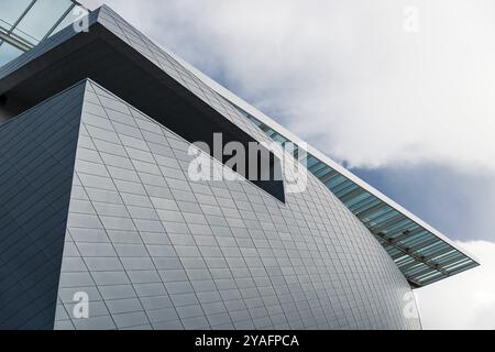 Abstrakte Linien, Formen und Farben der Docks Shopping Mall, Brüssel, Belgien, November 2017, Europa Stockfoto