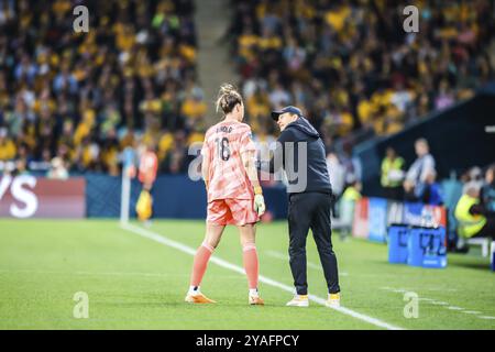 BRISBANE, AUSTRALIEN, 27. JULI: Tony Gustavsson, Head Coach von Australien und Mackenzie ARNOLD von Australien, als Matildas und Australien Nigeria spielen Stockfoto