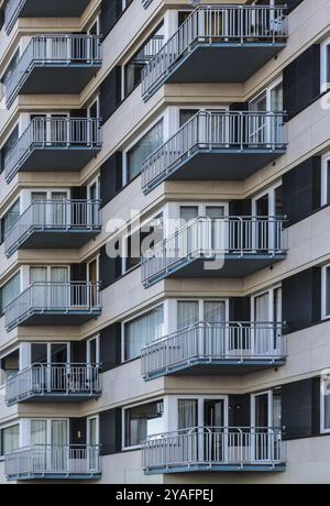 Ostend, Westflandern, Belgien 10 26 2019 Abstrakte Ansicht der Muster von Fenstern und Balkonen eines typischen Wohnblocks mit zweiter Residenz Stockfoto