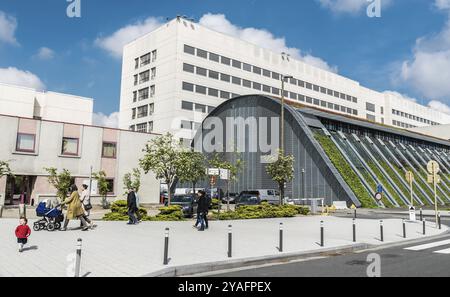 Jette, Brüssel, Belgien, 04 28 2019, Patienten und Besucher laufen rund um den Haupteingang des UZ Brüssel, dem Universitätskrankenhaus am Brus Stockfoto