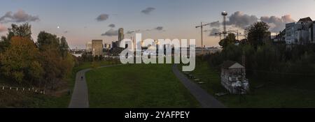 Molenbeek, Region Brüssel Hauptstadt, Belgien, 12 11 2019 Blick über die Skyline von Brüssel kurz vor Sonnenuntergang von der Brücke über die Tour und Taxi Stockfoto