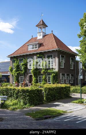 Peize, Groningen, Niederlande, 07 20 2022, traditionelles Gebäude im Landhausstil mit Blumen und Pflanzen, Europa Stockfoto