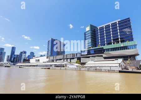 MELBOURNE, AUSTRALIEN, 31. OKTOBER 2021: Das gehobene Viertel von Yarra's Edge Marina und South Wharf in der Nähe der Webb Bridge in der Docklands Gegend von Melbour Stockfoto