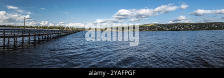 Rattvik, Dalarna, Schweden, 08 05 2019 Extragroßer Panoramablick über den Siljan-See mit Pier, Europa Stockfoto