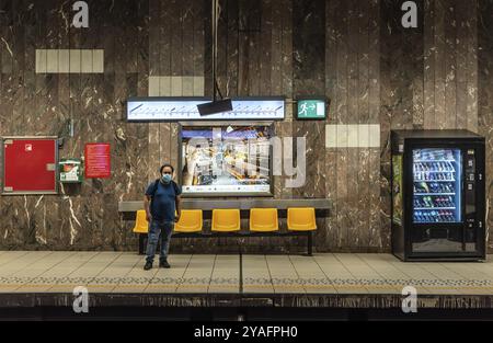 Ixelles, Brüssel, Belgien, 03 30 2019 Menschen von gemischten Rennen warten auf die U-Bahn-Station Louisa, Europa Stockfoto