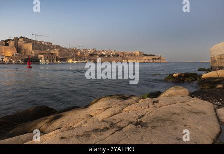 Blick über den Hafen und das Mittelmeer auf die drei Städte bei Sonnenuntergang, Blick in Richtung Valletta, Malta, Europa Stockfoto