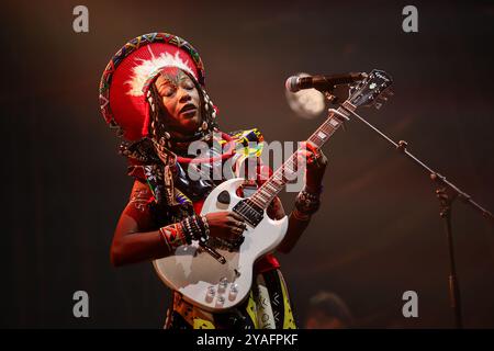 Marseille, Frankreich. Oktober 2024. Fatoumata Diawara tritt live auf der Bühne bei der 32. Ausgabe des Festivals „La Fiesta des Suds“ in Marseille auf. (Foto: Denis Thaust/SOPA Images/SIPA USA) Credit: SIPA USA/Alamy Live News Stockfoto