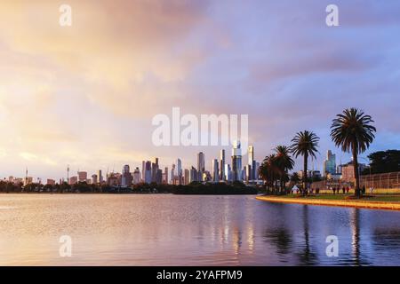 Der berühmte Albert Park See bei Sonnenuntergang in Melbourne, Victoria, Australien, Ozeanien Stockfoto