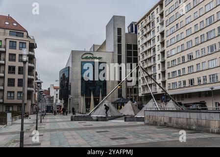 Blankenberge, Flandern, Belgien, 10 30 2018: Ein paar Touristen und Spaziergang im Regen zum Casino, Europa Stockfoto