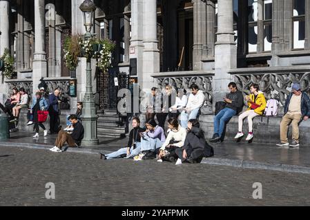 Brüssel Altstadt, Brüssel Hauptstadt Region, Belgien, 10 21 2022, Touristen am Grand Place sitzen auf der Treppe des Stadtmuseums, Europa Stockfoto