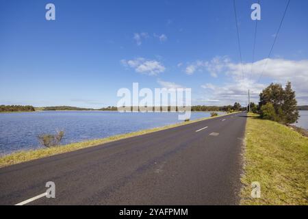 Die Wallaga Lake Bridge und die umliegende Landschaft in Bega Shire, New South Wales, Australien, Ozeanien Stockfoto