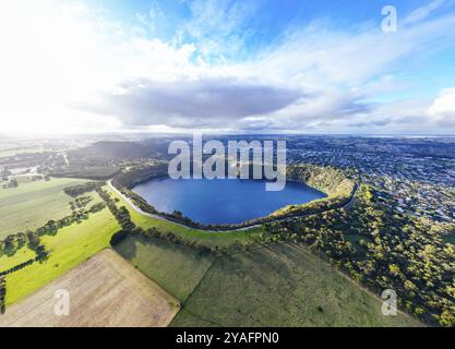 Die ländliche Stadt Mt Gambier und ihr berühmter Blue Lake Krater an einem sonnigen Herbsttag in South Australia, Australien, Ozeanien Stockfoto