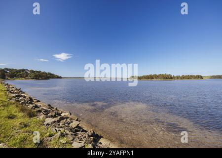 Die Wallaga Lake Bridge und die umliegende Landschaft in Bega Shire, New South Wales, Australien, Ozeanien Stockfoto