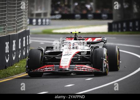 MELBOURNE, AUSTRALIEN, 1. APRIL: Nico Hulkenberg fährt den Haas F1 VF-23 Ferrari am Renntag während des Großen Preises von Australien 2023 in Alber Stockfoto