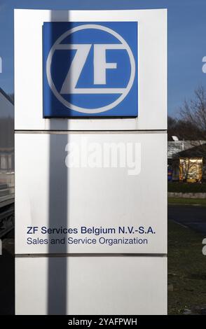 Neder-over-Heembeek, Brüssel, Belgien, 12 11 2021: Zeichen der ZF Zahnradfirma, Europa Stockfoto