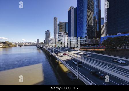 BRISBANE, AUSTRALIEN, 29. JULI 2023: Brisbane CBD Skyline an einem Wintermorgen von der Victoria Bridge in Southbank in Queensland, Australien, Ozeanien Stockfoto