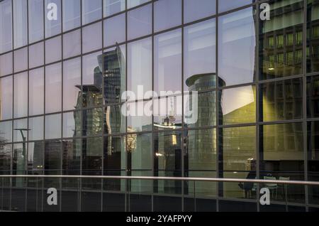 Saint Josse, Region Brüssel-Hauptstadt, Belgien, 08. Februar 2023, Wolkenkratzer spiegeln sich im Glas des Finanzturms in der Abenddämmerung, Europa Stockfoto