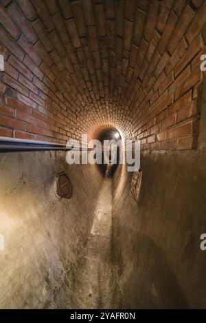 Anderlecht, Brüssel, Belgien, 07 16 2019- Industrieinterien des Kanalisationsmuseums, das einen wiederaufgebauten, altmodischen Steintunnel zeigt, Europa Stockfoto